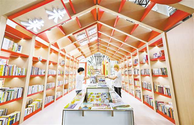 7月24日，重慶國際博覽中心，展臺工作人員正在擺放圖書。首席記者 龍帆 攝/視覺重慶
