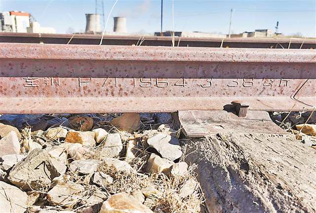 團隊現(xiàn)場發(fā)現(xiàn)鑄有“重鋼”等字樣的鋼軌。