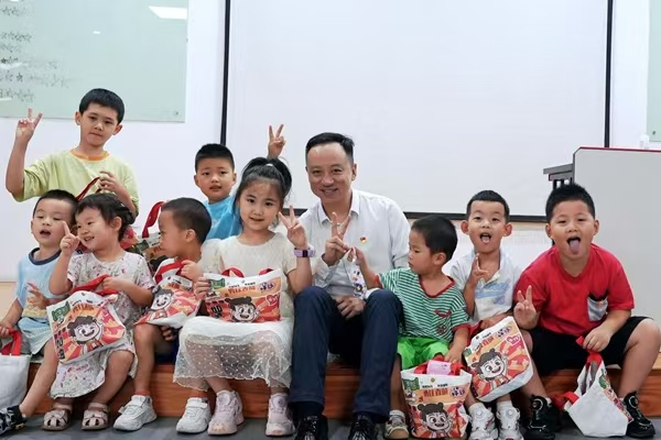 西部航空為每位小朋友送上了精心準(zhǔn)備的禮包。西部航空供圖