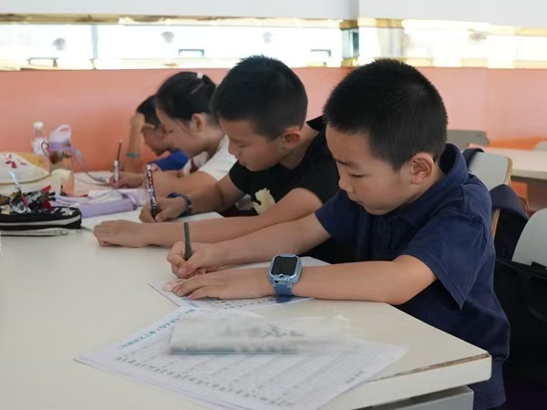 托管班孩子寫作業(yè)。西部航空供圖