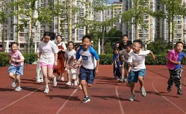 孩子們?cè)陉柟庀卤寂?。西部航空供圖