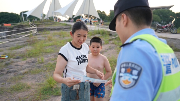 民警在長壽湖發(fā)放傳單。長壽區(qū)融媒體中心供圖