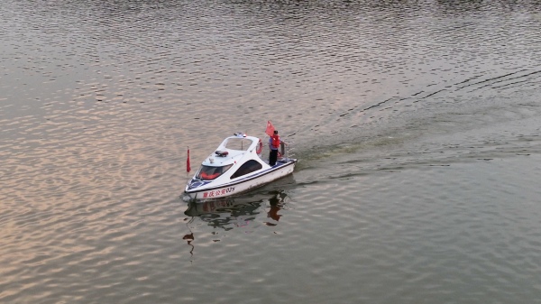 民警在長壽湖上巡邏。長壽區(qū)融媒體中心供圖