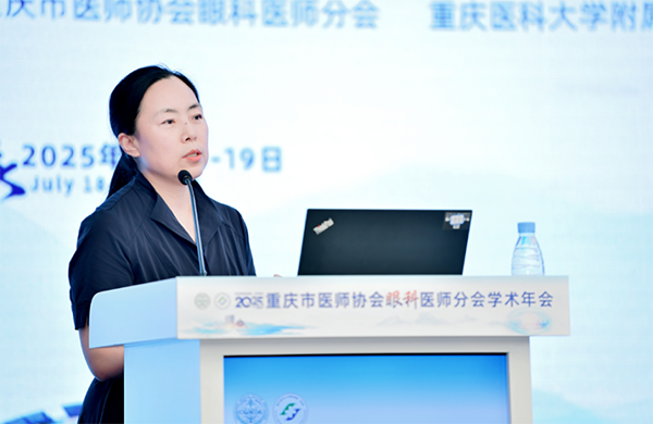 張奕霞授課現(xiàn)場。重慶南坪愛爾眼科醫(yī)院供圖