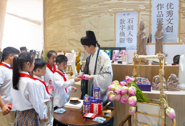 文創(chuàng)展銷區(qū)進行互動游戲。瞿波攝