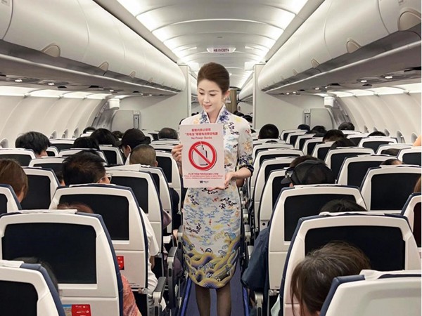西部航空乘務(wù)員提醒旅客鋰電池管理要求。西部航空供圖