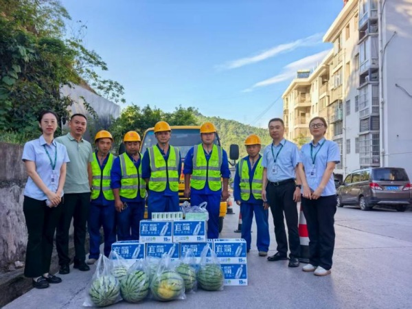 為高空作業(yè)人員送去清涼禮包。郵儲銀行重慶分行供圖