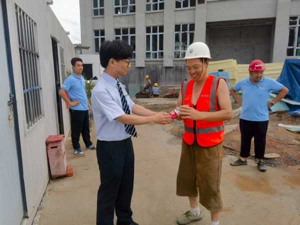 永川分行工地現場送清涼。郵儲銀行重慶分行供圖
