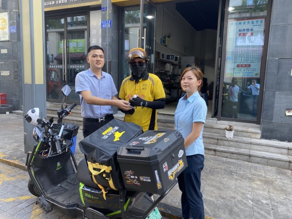 聯合郵政公司外出送清涼。郵儲銀行重慶分行供圖