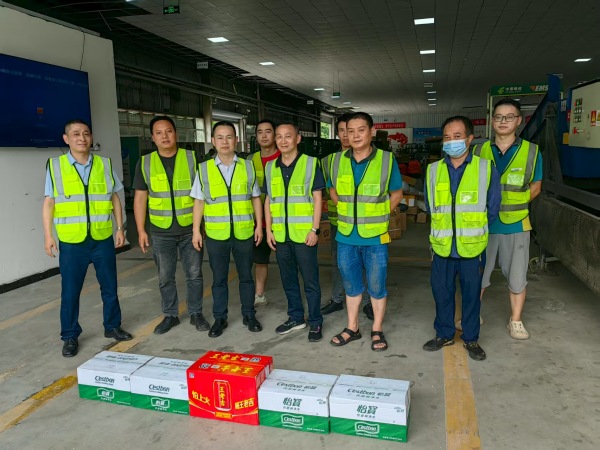 走進中國郵政速遞物流有限公司送清涼。郵儲銀行重慶分行供圖