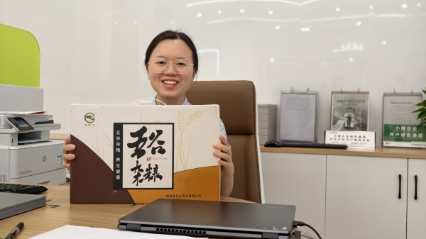 員工收到清涼大禮包。郵儲銀行重慶分行供圖