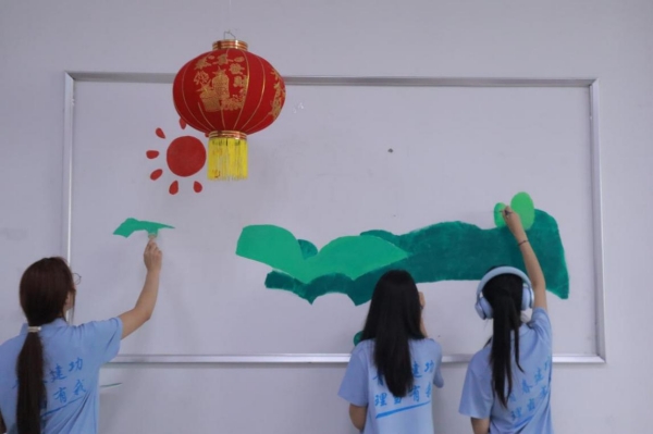 成員們精心繪制社區(qū)文化墻。陳依婷攝