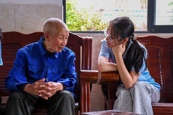 志愿者與老人深入交流。重慶理工大學(xué)供圖