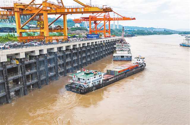 　7月25日，“千里輕舟”貨運班輪首航船舶從江津珞璜港出發(fā)。記者 羅斌 攝/視覺重慶