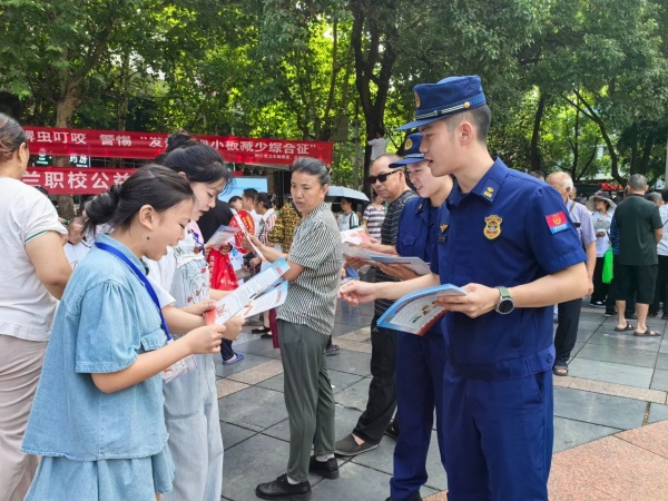 工作人員發(fā)放宣傳手冊。文明黔江供圖