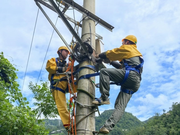 供電公司員工在絕緣護(hù)套。國網(wǎng)重慶城口供電公司供圖