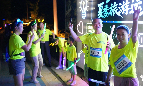 夜跑燈牌前，選手打卡留影。巫山縣融媒體中心供圖