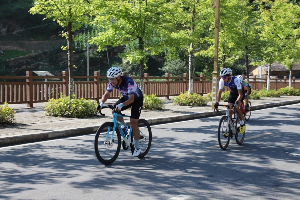 選手在林間競技。巫山縣融媒體中心供圖