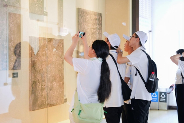 學(xué)生們參觀重慶白鶴梁水下博物館?；顒?dòng)主辦方供圖