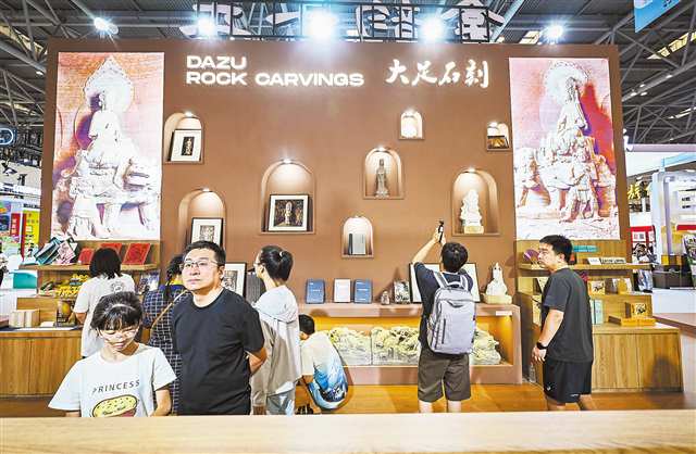 七月二十七日，重慶國際博覽中心，市民正在“龕韻千年”展區(qū)參觀。首席記者 龍帆 攝\視覺重慶