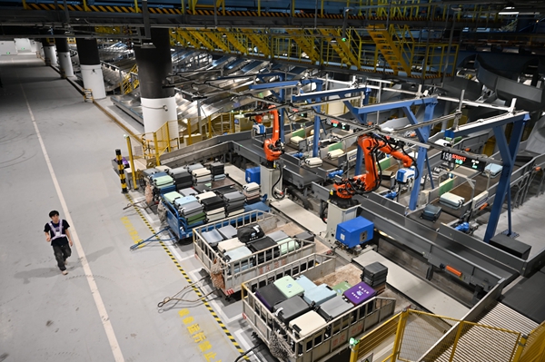 T3航站樓行李分揀出港區(qū)，機(jī)械手自動裝卸系統(tǒng)正在分揀行李。鄒樂攝