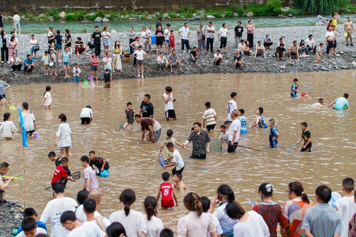 游客正在淺灘參與捉魚等趣味活動(dòng)。高觀鎮(zhèn)供圖