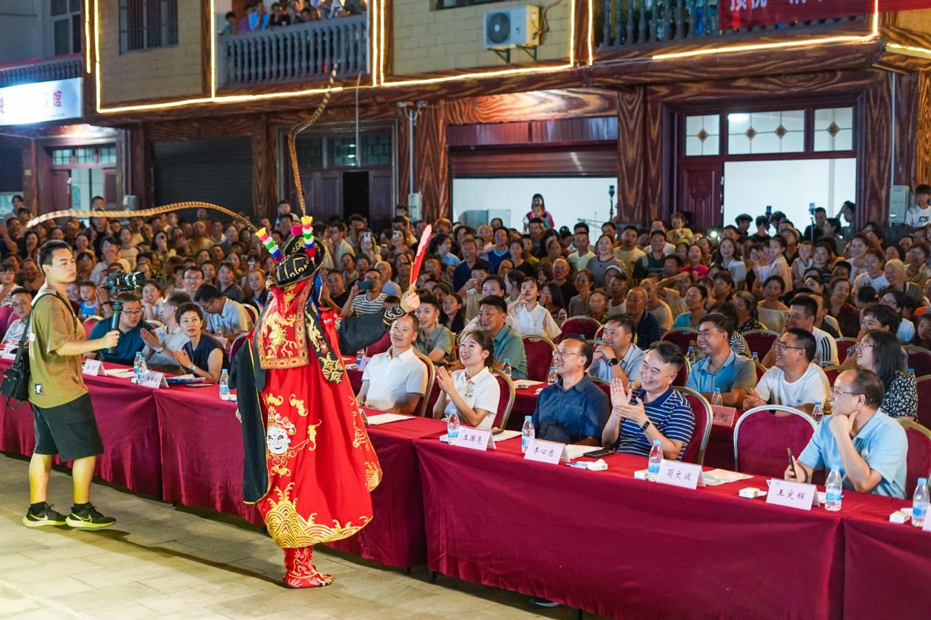 開幕式現(xiàn)場，四川省川劇院演員張峻通正在表演川劇變臉。高觀鎮(zhèn)供圖