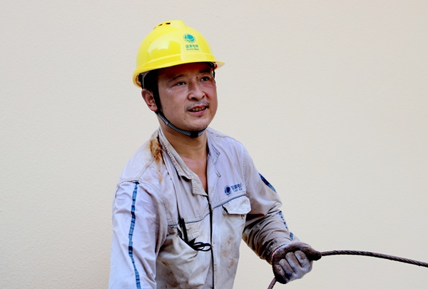 電力工人施放電纜。國網(wǎng)重慶永川供電公司供圖