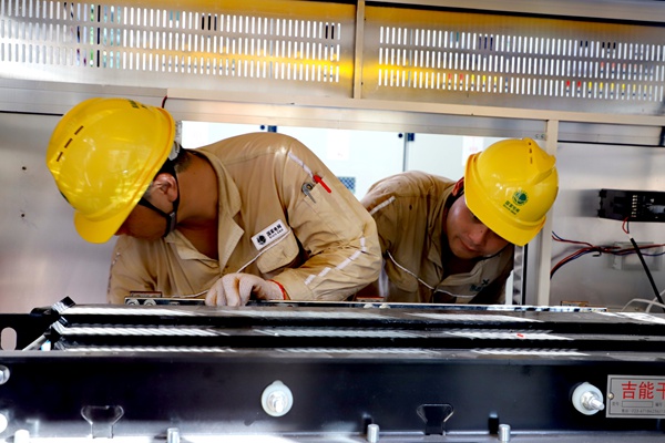 電力工人調(diào)試配電房設(shè)備。國網(wǎng)重慶永川供電公司供圖