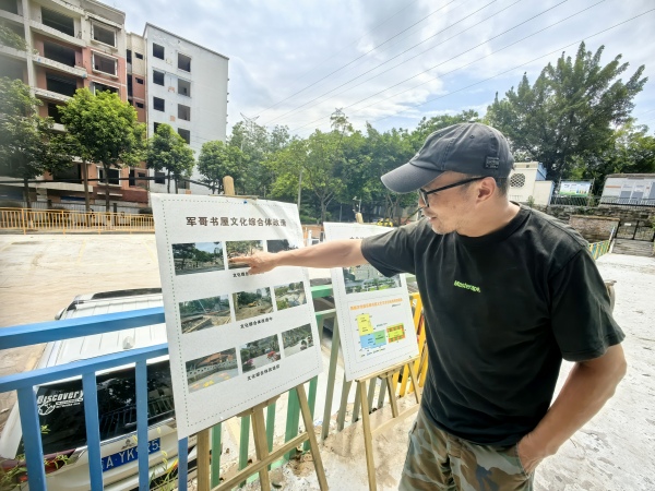 2軍哥介紹對于書屋未來周邊的發(fā)展，他很期待。受訪者供圖