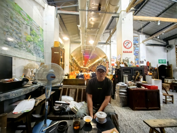 軍哥和他的網(wǎng)紅防空洞書屋。受訪者供圖