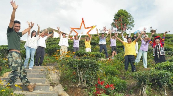 實踐團師生們跳起了哈尼樂作舞。賈茜攝