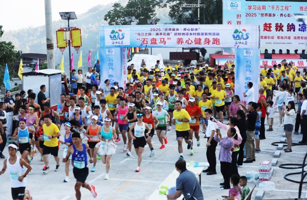 “村馬”開跑。廖唯攝