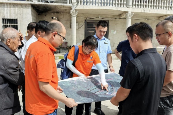 駐守工程師與打通鎮(zhèn)工作人員現(xiàn)場交流研判情況。楊晨攝