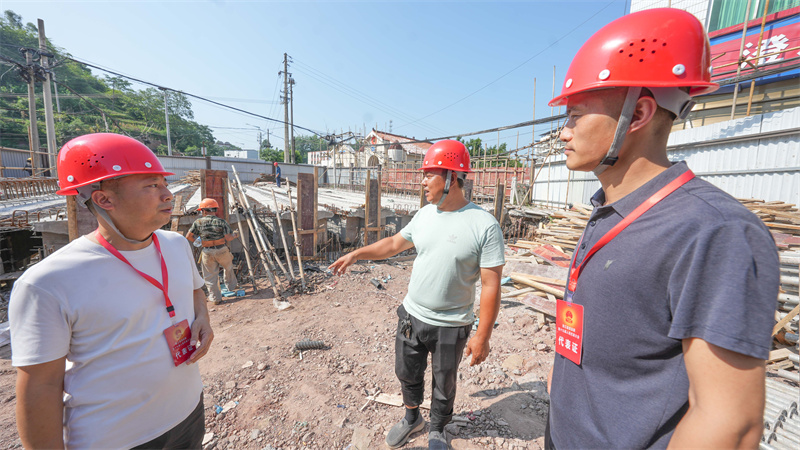 澄溪鎮(zhèn)人大代表監(jiān)督打漁溪河大橋施工。墊江縣融媒體中心供圖 第1眼TV-華龍網(wǎng)發(fā)