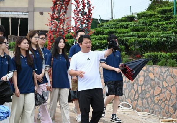 服務(wù)團(tuán)深入基層走訪調(diào)研。重慶大學(xué)供圖