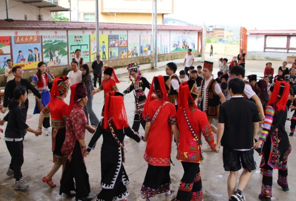 服務(wù)團(tuán)與當(dāng)?shù)卮迕窆参?。重慶大學(xué)供圖