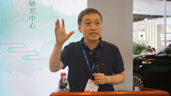 吳巖攜新書《科幻文學(xué)研究手冊(cè)》與讀者見面。重慶大學(xué)出版社供圖