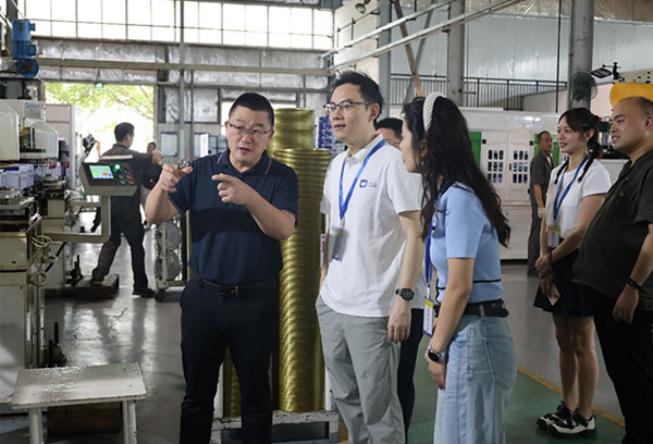 “重慶制造企業(yè)案例行”團隊走進三峽油漆。重慶理工大學供圖