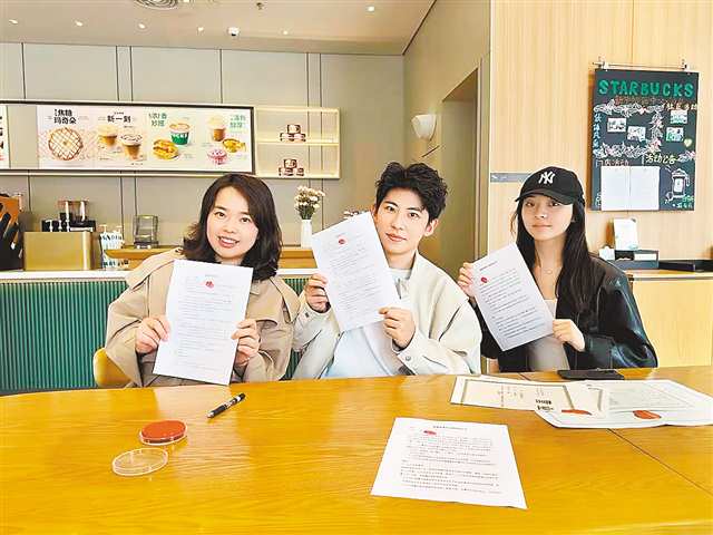 王俊濤（中）開辦的餐飲公司迎來合作加盟。（受訪者供圖）