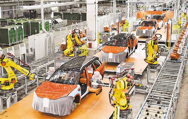 位于兩江新區(qū)龍盛新城的賽力斯汽車超級工廠，機器手臂正在安裝座椅。賽力斯汽車有限公司是2025市級制造業(yè)“單項冠軍”企業(yè)之一。（本報資料圖片）記者 張錦輝 攝/視覺重慶