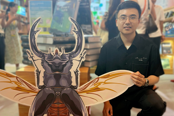 《中國(guó)鍬甲大圖鑒》作者詹志鴻在書(shū)博會(huì)重慶大學(xué)出版社展位與讀者交流。重慶大學(xué)出版社供圖