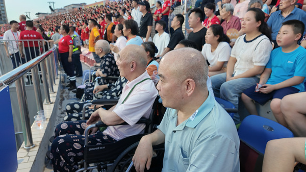老人們正在看比賽。光大百齡幫供圖