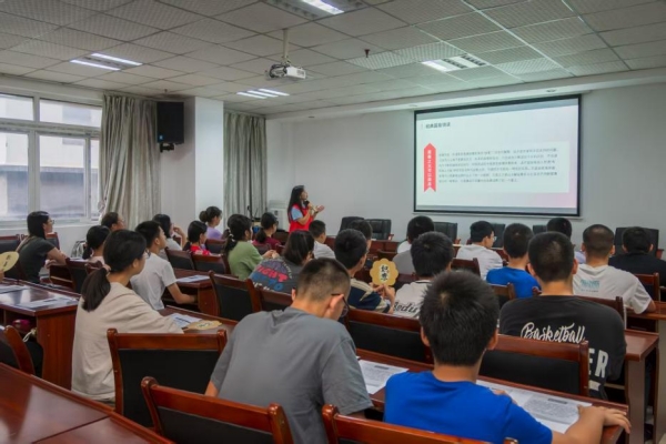 志愿者講述黨史故事。重慶理工大學(xué)供圖