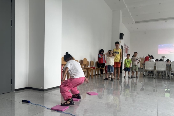 小朋友完成“小板搭橋”游戲。重慶理工大學(xué)供圖