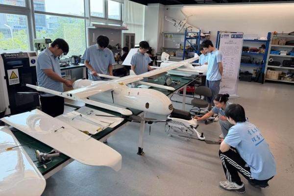 團(tuán)隊(duì)成員觀察青歐30B無(wú)人機(jī)。重慶理工大學(xué)供圖