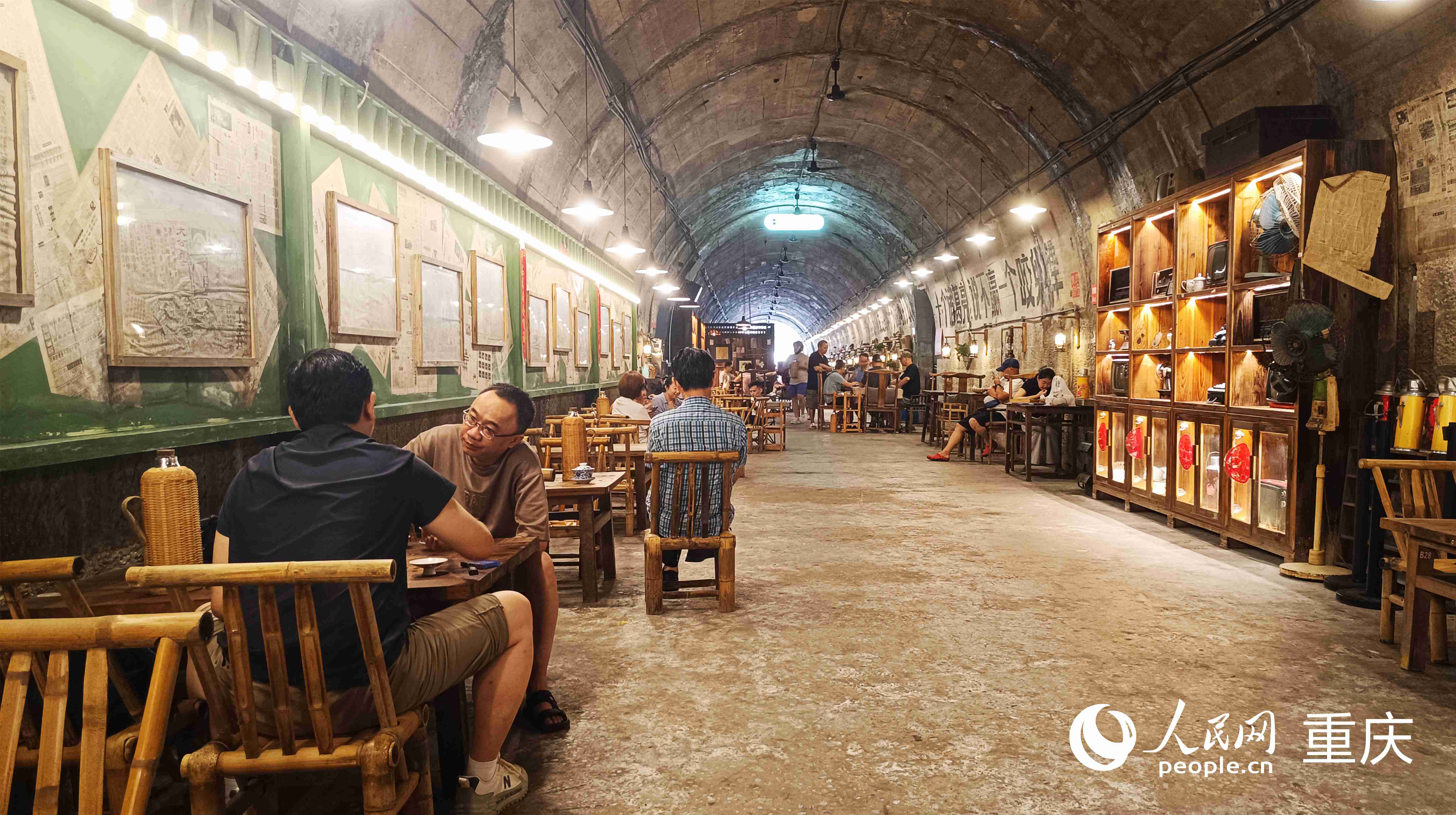 渝北區(qū)一防空洞改造的茶館，市民正在喝茶休息。 實習生 王雁霖攝