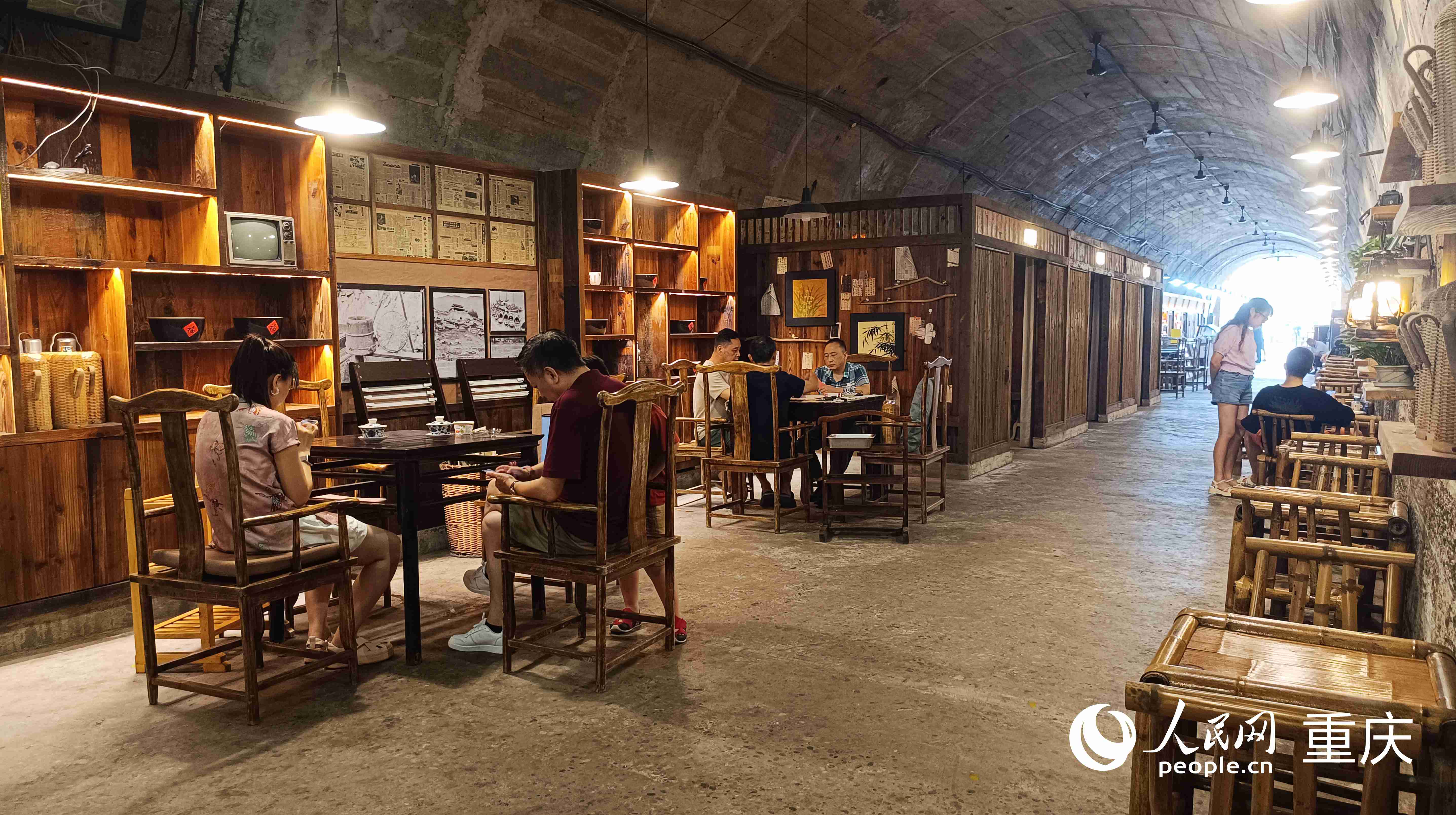 渝北區(qū)一防空洞改造的茶館，市民正在喝茶休息。 實(shí)習(xí)生 王雁霖?cái)z