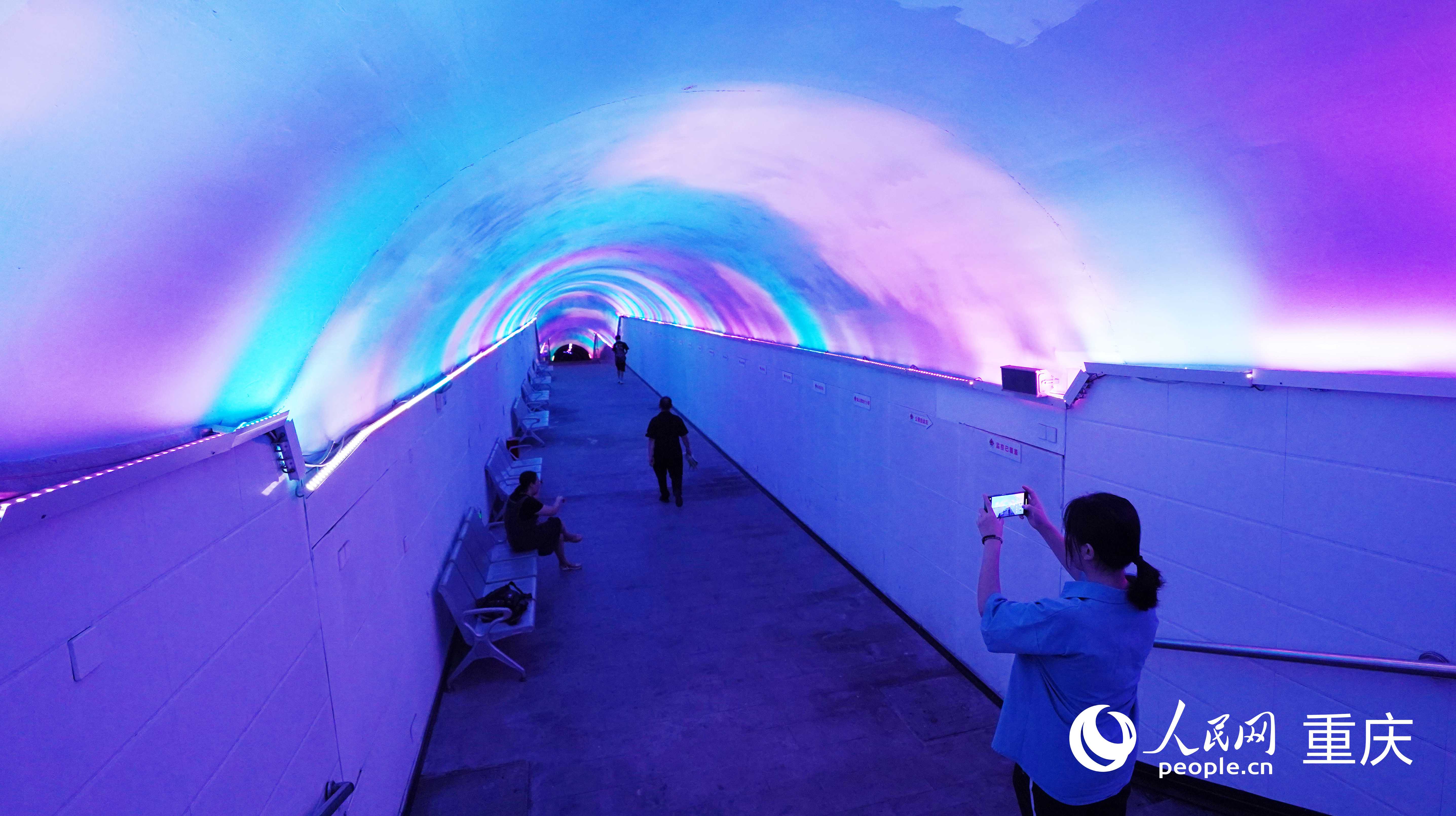 重慶南岸區(qū)重柴廠人防工程納涼點(diǎn)，過路的游客正在打卡拍照。 人民網(wǎng)記者 劉祎攝