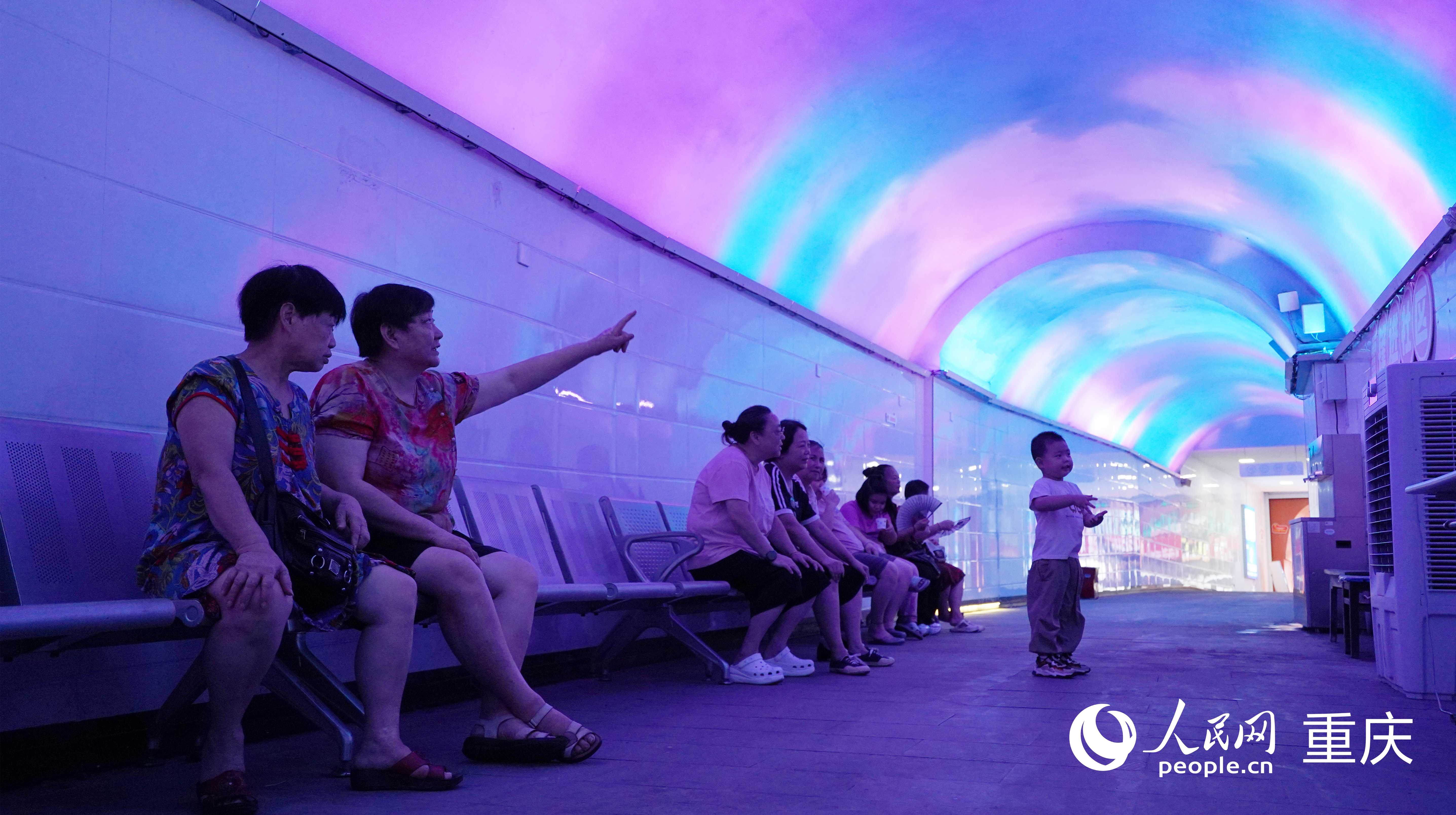 重慶南岸區(qū)重柴廠人防工程納涼點(diǎn)被燈飾裝點(diǎn)一新，吸引市民納涼休閑。人民網(wǎng)記者 劉祎攝